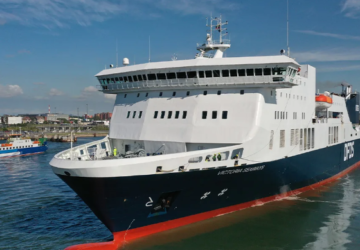 Im komplexen Netzwerk der europäischen Schifffahrt und Logistik zeichnet sich DFDS als Pionier aus, der Tradition nahtlos mit zukunftsweisenden Strategien verbindet. Mit bedeutenden Niederlassungen in Deutschland und darüber hinaus hat sich DFDS als wichtiger Akteur bei der Gestaltung der Zukunft des Transports in den europäischen Gewässern etabliert und legt dabei Wert auf Innovation, Effizienz und ein unerschütterliches Engagement für Nachhaltigkeit.