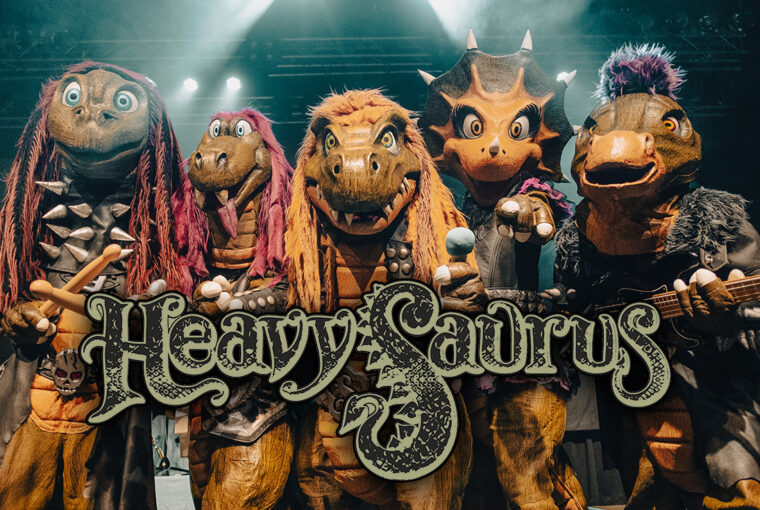 Wenn Sie an Heavy Metal denken, kommen Ihnen wahrscheinlich dröhnende Gitarren, donnernde Trommeln und wilder Gesang in den Sinn. Aber wenn Sie noch eine prähistorische Note hinzufügen, erhalten Sie Heavysaurus – eine deutsche Band, die die Welt mit ihrer einzigartigen Mischung aus Heavy Metal und Kinderunterhaltung im Sturm erobert hat. Mit einer Kombination aus Dinosaurierkostümen, eingängigen Melodien und familienfreundlichen Texten hat Heavysaurus eine Nische geschaffen, die sowohl Kinder als auch Erwachsene anspricht.