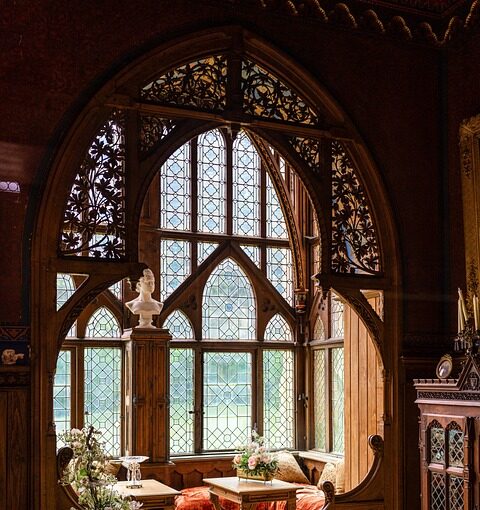 Casa Batlló, uno dei capolavori di Antoni Gaudí, è un faro del modernismo catalano e un simbolo iconico dell'innovazione architettonica di Barcellona. Questo straordinario edificio, situato sul prestigioso Passeig de Gràcia, invita i visitatori a un viaggio attraverso il design visionario di Gaudí e la ricca eredità del modernismo catalano. Mentre esploriamo Casa Batlló, scopriamo il genio di Gaudí e il significato culturale di questa straordinaria struttura.