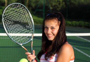 Tennis Point, ein bekannter Name in der Welt des Tenniseinzelhandels, hat sich in der Sportbranche in Deutschland und anderswo eine bedeutende Nische geschaffen. Tennis Point ist für sein umfangreiches Sortiment an Tennisausrüstung, -bekleidung und -zubehör bekannt und hat den traditionellen Ansatz des Sporteinzelhandels durch innovative Strategien und kundenorientierte Dienstleistungen verändert. Dieser Artikel untersucht, wie Tennis Point nicht nur Schritt hält, sondern Trends in der Sporteinzelhandelsbranche setzt.