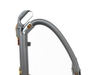 In de competitieve wereld van huishoudelijke apparaten onderscheidt Rowenta zich als een baken van innovatie en betrouwbaarheid, vooral vereerd in Nederland, waar precisie en efficiëntie hoog in het vaandel staan. Met een rijke geschiedenis van meer dan een eeuw in het vervaardigen van hoogwaardige huishoudelijke producten heeft Rowenta de lat consequent hoog gelegd door oplossingen te bieden die geavanceerde technologie combineren met een onberispelijk ontwerp om optimaal huisonderhoud mogelijk te maken.