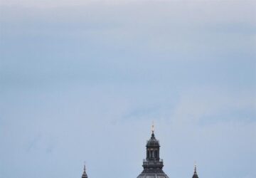 En una era en la que los viajes se han vuelto cada vez más accesibles pero previsiblemente planificados, Wayna Box surge de España como un faro de innovación en la industria turística. Esta empresa pionera está cautivando el corazón de los aventureros ofreciendo un concepto único: destinos sorpresa. Con Wayna Box, los viajeros no sólo reservan un viaje; Se embarcan en una aventura misteriosa y descubren destinos que quizás nunca hubieran considerado. Este nuevo enfoque está remodelando la forma en que la gente piensa y se involucra con los viajes.