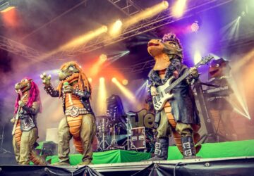 In der Welt der Kinderunterhaltung sind Kreativität und Innovation der Schlüssel, um die Fantasie junger Menschen anzuregen. Hier kommt Heavysaurus ins Spiel, ein deutsches Phänomen der Kindermusik, das Heavy Metal mit Dinosaurier-Themen verbindet. Seit ihrer Gründung im Jahr 2009 ist die Band zu einem Vorreiter geworden und bietet Kindern und Eltern gleichermaßen ein einzigartiges und elektrisierendes Erlebnis. Mit dröhnenden Gitarren, dynamischen Bühnenauftritten und Dinosaurierkostümen ist Heavysaurus zu einem beliebten Namen in der Familienunterhaltung geworden.