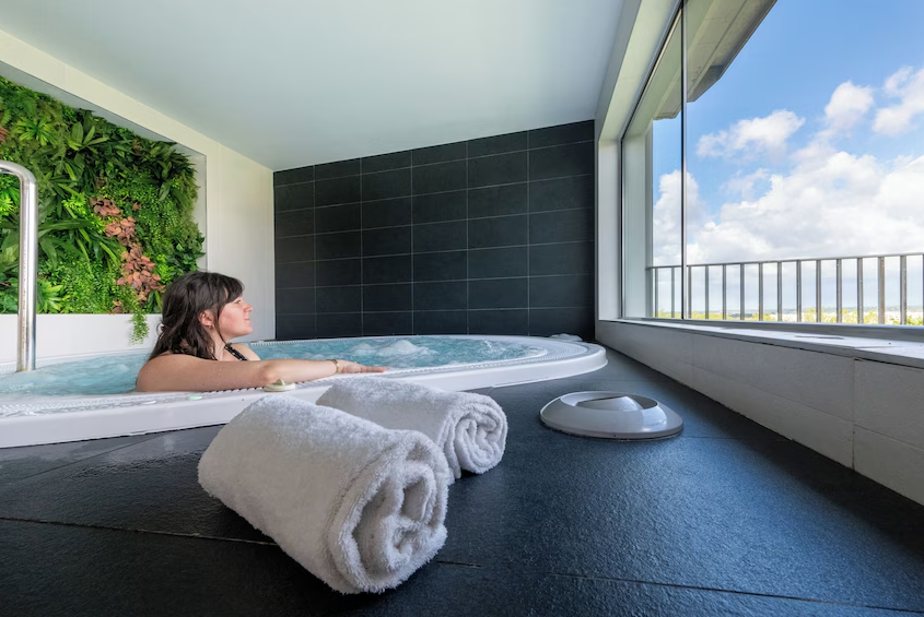 Voyager en famille présente ses propres défis, notamment trouver un hébergement qui satisfait tous les membres du groupe. Les chambres d'hôtel standards deviennent vite exiguës avec les enfants et leurs affaires, tandis que les coûts d'hébergement multipliés peuvent peser lourd sur le budget vacances. Nemea a compris ces enjeux familiaux et propose des solutions spécialement adaptées aux voyages en famille. Depuis des années, la chaîne accompagne les familles françaises dans la découverte de nouvelles destinations en leur offrant le confort d'une véritable maison loin de chez soi.