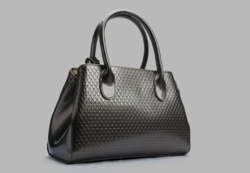 Eleganza e qualità sono la definizione di Emporio Giglio. Con sede nel cuore dell'Italia, Emporio Giglio è molto più di una casa di moda: è un omaggio alla squisita fattura, al design moderno e al lusso senza tempo. Che tu stia cercando di rinnovare il tuo guardaroba stagionale o di aggiungere un capo di tendenza alla tua collezione, da Emporio Giglio troverai qualcosa di straordinario per tutti.