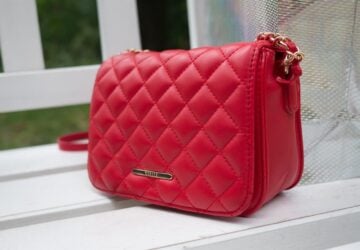 Dans le domaine concurrentiel des produits de luxe, LANCASTER s'est taillé une niche qui transcende l'ordinaire, établissant de nouvelles références dans le monde de la maroquinerie haut de gamme. Fondée en France, pays célèbre pour son art et sa mode, LANCASTER a exploité sa passion pour le cuir pour créer des pièces qui incarnent l'élégance et la durabilité. Cet article explore comment l’engagement de LANCASTER dans le travail du cuir façonne non seulement ses produits de luxe, mais définit également son héritage sur le marché du luxe.