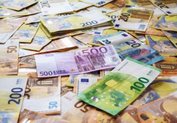 Het nemen van weloverwogen financiële beslissingen is cruciaal voor het opbouwen van een veilige en welvarende toekomst. Of u nu uw persoonlijke financiën beheert, een grote aankoop plant of op zoek bent naar de beste deals voor verzekeringen en leningen, toegang hebben tot de juiste tools en informatie is essentieel. Geld.nl, een toonaangevend financieel vergelijkingsplatform in Nederland, stelt consumenten in staat om slimmere financiële beslissingen te nemen door een gebruiksvriendelijke interface te bieden voor het vergelijken van een breed scala aan financiële producten. Deze uitgebreide gids leidt u door het volledige potentieel van Geld.nl, zodat u gemakkelijk door de complexe wereld van financiën kunt navigeren.