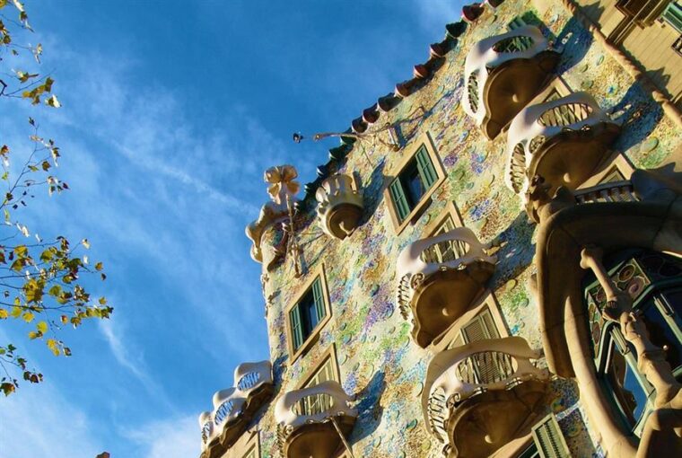 Casa Batlló, un capolavoro del leggendario architetto catalano Antoni Gaudí, è una testimonianza del suo genio e un faro del patrimonio culturale. Immersa nel cuore di Barcellona, ​​questa gemma architettonica ha ottenuto consensi internazionali, vincendo prestigiosi premi come migliore esperienza culturale al mondo. La dedizione di Casa Batlló nel rendere felici le persone attraverso l'arte, salvaguardando un sito patrimonio mondiale dell'UNESCO e preservando l'eredità di Gaudí, la rende una destinazione imperdibile per gli amanti dell'arte e dell'architettura.