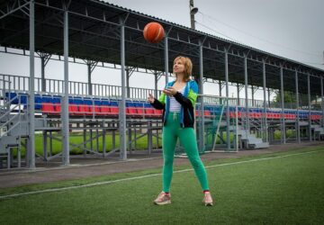 Le Coq Sportif, une marque française renommée, a une histoire riche qui remonte à 1882. Au fil des décennies, la marque est devenue synonyme de qualité, de style et de performance dans l'industrie des vêtements de sport. En combinant son riche héritage avec une volonté continue d'innovation, Le Coq Sportif a réussi à rester pertinent et apprécié des athlètes et des passionnés de mode.