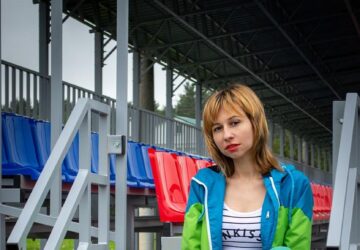 Dans le monde du sportswear, peu de marques peuvent se targuer d’une histoire aussi riche et emblématique que Le Coq Sportif. Fondée en 1882 à Romilly-sur-Seine, en France, la marque est depuis plus d’un siècle un symbole de l’artisanat français, de l’élégance et de l’excellence sportive. Connue pour son logo emblématique en forme de coq et son dévouement à la qualité, Le Coq Sportif a habillé certains des plus grands athlètes et équipes nationales du monde. Cependant, ce qui distingue vraiment Le Coq Sportif, c’est sa capacité à honorer son héritage historique tout en adoptant l’innovation moderne dans le domaine de la mode sportive. Aujourd’hui, Le Coq Sportif est un symbole de tradition et de design contemporain, alliant le meilleur des deux mondes pour créer des vêtements de sport intemporels qui trouvent un écho auprès des athlètes et des passionnés de mode.