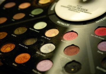 En el vibrante mundo del comercio minorista de productos de belleza, Sephora se destaca como una fuerza pionera que transforma la industria con su compromiso con la innovación y la diversidad. Como minorista líder en productos de belleza, Sephora ha establecido una presencia significativa en España, ofreciendo una experiencia de compra incomparable que atiende a una clientela diversa. A través de su amplia gama de productos, su cartera de marcas inclusivas y sus estrategias minoristas de vanguardia, Sephora continúa revolucionando el panorama de la belleza, haciéndolo accesible y placentero para todos.