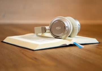 Da digitale Audioinhalte weiterhin die Art und Weise dominieren, wie wir Literatur und Unterhaltung konsumieren, hat sich Audible zu einer der beliebtesten Plattformen für Hörbücher, Podcasts und exklusive Audioinhalte entwickelt. Mit über 300.000 verfügbaren Titeln bietet Audible eine umfangreiche Bibliothek, die eine Vielzahl von Geschmäckern und Interessen abdeckt. Viele Nutzer – insbesondere in Deutschland, wo Hörbücher immer beliebter werden – sind sich jedoch möglicherweise nicht aller Funktionen und Vorteile bewusst, die eine Audible-Mitgliedschaft mit sich bringt. Um Ihnen dabei zu helfen, das volle Potenzial Ihres Audible-Abonnements auszuschöpfen, haben wir eine Liste mit Top-Tipps zusammengestellt, um sicherzustellen, dass Sie das Beste aus Ihrer Mitgliedschaft herausholen.
