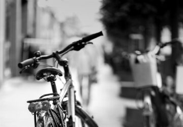 Nei frenetici paesaggi urbani, dove il clangore dei clacson e il trambusto dei pendolari dipingono la scena quotidiana, una rivoluzione silenziosa è in corso. Questa trasformazione non è alimentata dalla tecnologia o da innovazioni ad alta velocità, ma da qualcosa di molto più semplicistico e sostenibile: le biciclette. A guidare questa carica, in particolare nella nicchia delle biciclette a scatto fisso e a velocità singola, è SANTAFIXIE, un'azienda che è diventata sinonimo di cultura del ciclismo urbano.