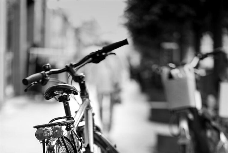 Nei frenetici paesaggi urbani, dove il clangore dei clacson e il trambusto dei pendolari dipingono la scena quotidiana, una rivoluzione silenziosa è in corso. Questa trasformazione non è alimentata dalla tecnologia o da innovazioni ad alta velocità, ma da qualcosa di molto più semplicistico e sostenibile: le biciclette. A guidare questa carica, in particolare nella nicchia delle biciclette a scatto fisso e a velocità singola, è SANTAFIXIE, un'azienda che è diventata sinonimo di cultura del ciclismo urbano.