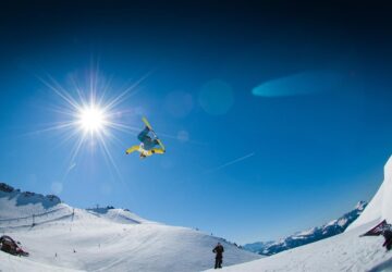 In der dynamischen und adrenalingeladenen Welt des Snowboardens zeichnet sich eine Marke durch ihr unermüdliches Streben nach Innovation, Qualität und Gemeinschaft aus: Burton. Obwohl Burton eine amerikanische Kultmarke ist, haben sein Einfluss und seine Präsenz unauslöschliche Spuren in der Snowboardkultur auf der ganzen Welt hinterlassen, darunter auch in Deutschland, einem Land, das für seine Leidenschaft für den Wintersport bekannt ist. Burtons Weg von einer bescheidenen Werkstatt in Vermont zum Weltmarktführer im Snowboarden ist ein Beweis für seinen Pioniergeist und sein Engagement für den Sport. In diesem Artikel geht es darum, wie Burton durch kontinuierliche Innovation und ein tiefes Engagement für die Snowboard-Community die Zukunft des Snowboardens gestaltet hat.