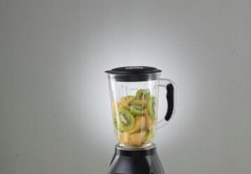 NutriBullet est devenu une référence pour ceux qui recherchent un mixage rapide et pratique, sans l'encombrement ni la complexité des blenders traditionnels. Reconnu pour son format compact et son utilisation immédiate, NutriBullet est couramment utilisé pour préparer des smoothies, des boissons protéinées, des sauces, des dips et des boissons bien-être au quotidien, souvent en quelques minutes.