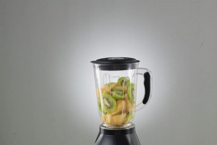 NutriBullet est devenu une référence pour ceux qui recherchent un mixage rapide et pratique, sans l'encombrement ni la complexité des blenders traditionnels. Reconnu pour son format compact et son utilisation immédiate, NutriBullet est couramment utilisé pour préparer des smoothies, des boissons protéinées, des sauces, des dips et des boissons bien-être au quotidien, souvent en quelques minutes.