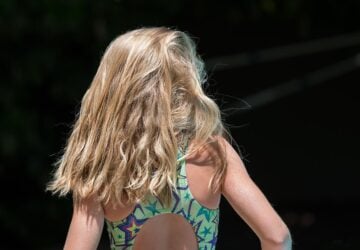 Tegenwoordig zijn consumenten zich meer dan ooit bewust van de producten die ze gebruiken – of het nu gaat om hun huid, haar of algehele welzijn. Naarmate de vraag naar schone, duurzame en diervriendelijke schoonheidsproducten toeneemt, zijn merken zoals Hairlust de uitdaging aangegaan en bieden ze natuurlijke, veganistische en effectieve oplossingen die niet alleen goed zijn voor ons haar, maar ook voor de planeet. Hairlust, opgericht in Denemarken, is een merk dat gestaag aan populariteit heeft gewonnen dankzij de toewijding aan hoogwaardige, biologische producten, ondersteund door een sterk gevoel voor doelgerichtheid en kernwaarden. Maar hoe is Hairlust van een eenvoudig idee uitgegroeid tot een geliefd merk dat furore maakt in de beautybranche? Laten we eens kijken naar de reis die Hairlust heeft gevormd en de principes die aan de basis liggen van het succes.