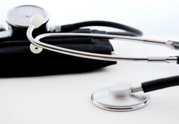 In een wereld waarin beslissingen over gezondheidszorg overweldigend kunnen zijn, is ZorgKiezer.nl al meer dan 17 jaar een baken van duidelijkheid. Als grootste onafhankelijke zorgvergelijker in Nederland stelt ZorgKiezer.nl mensen in staat om weloverwogen beslissingen te nemen over hun zorgverzekering, ziekenhuizen, tandartsen en andere essentiële zorgdiensten. De missie van het platform is eenvoudig maar krachtig: laten zien dat er aanzienlijke verschillen zijn tussen zorgaanbieders en verzekeraars, en gebruikers de tools geven die ze nodig hebben om de beste opties voor hun unieke behoeften te kiezen.