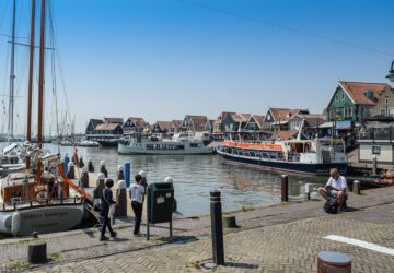 Sinds de oprichting in 2014 heeft Holidu de manier waarop huiseigenaren hun vakantieverblijven beheren, radicaal veranderd. Wat begon als een reactie op een frustrerende boekingservaring tijdens een surfvakantie in Portugal, is uitgegroeid tot een wereldwijd platform dat zich toelegt op het moeiteloos en effectief maken van hosting. Voor hosts in Nederland en daarbuiten biedt Holidu innovatieve tools en persoonlijke ondersteuning om boekingen te maximaliseren en het hostingproces te stroomlijnen.