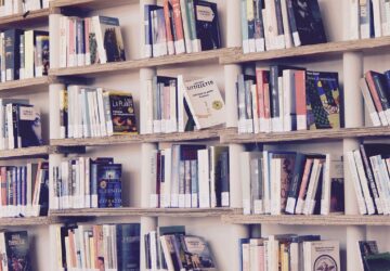 In het hart van elke Nederlandse buurt vind je een Bruna-winkel: een gastvrije haven die veel meer biedt dan alleen boeken. Voor velen is Bruna een onmisbaar onderdeel van de gemeenschap geworden, een plek waar je de nieuwste bestseller kunt kopen, de perfecte wenskaarten kunt kiezen, je volgende planner kunt vinden of gewoon kunt genieten van een moment van rust omringd door de pagina's van een goed boek. Met zijn diepgewortelde aanwezigheid in Nederland is Bruna niet zomaar een winkel; het is een geliefde ervaring die vreugde brengt in je dag met boeken, service en een persoonlijke touch.