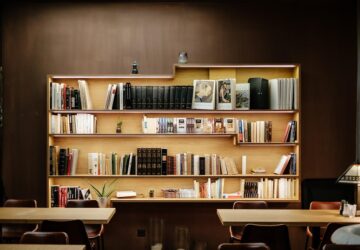 Bruna is al meer dan een eeuw een begrip in Nederland en biedt een zorgvuldig samengestelde selectie boeken, kantoorbenodigdheden en andere essentiële producten voor het dagelijks leven. Wat begon als een kleine boekwinkel in 1868, is uitgegroeid tot een van de meest erkende merken van het land, met meer dan 250 winkels en een robuust online platform dat klanten in heel Nederland bedient. Of u nu een boekenliefhebber bent, een student die schoolspullen inslaat of iemand die op zoek is naar de perfecte wenskaart, Bruna biedt een naadloze winkelervaring voor al uw behoeften.