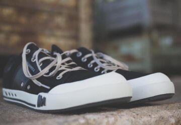 In der Modewelt können nur wenige Marken auf eine so dauerhafte und ikonische Tradition zurückblicken wie Converse. Converse ist weltweit für seine Chuck Taylor All-Stars bekannt und hat sich über seine frühen Basketballschuh-Ursprünge hinaus zu einem festen Bestandteil in den Kleiderschränken auf der ganzen Welt entwickelt und symbolisiert eine Mischung aus sportlicher Funktionalität und coolem, lässigem Stil. In Deutschland, einem Land mit einer reichen Geschichte sowohl in der Mode- als auch in der Sportbekleidung, hat sich Converse eine Nische geschaffen, indem es seinen Wurzeln treu bleibt und gleichzeitig kontinuierlich Innovationen vornimmt, um den zeitgenössischen Geschmäckern und Technologien gerecht zu werden.