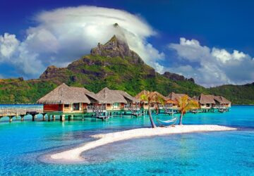 En un mundo donde planificar viajes se ha vuelto casi tan predecible como los propios destinos, FlyKube destaca por ofrecer una forma completamente nueva y emocionante de vacacionar. Imagina embarcarte en un viaje con toda la emoción de una novela de misterio, solo que, en lugar de pasar páginas, estás haciendo las maletas para un destino sorpresa que te espera tan solo 48 horas antes de tu salida. Con FlyKube, la aventura comienza mucho antes de subirte a un avión.