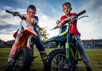 In het hart van Nederland, een land dat bekend staat om zijn fietscultuur, leidt TENWAYS een revolutie in stedelijke mobiliteit. Met zijn innovatieve elektrische fietsen transformeert TENWAYS de manier waarop mensen pendelen en biedt een duurzaam, efficiënt en stijlvol alternatief voor traditionele vervoerswijzen. Nu steden steeds drukker worden en de vraag naar milieuvriendelijke oplossingen toeneemt, loopt TENWAYS voorop en herdefiniëert stedelijke mobiliteit met zijn geavanceerde elektrische fietsen.