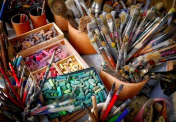 Kreativität ist ein Kennzeichen der menschlichen Natur. Von den frühesten Höhlenmalereien bis hin zur digitalen Kunst, die wir heute sehen, ist der Drang zu erschaffen, zu innovieren und uns auszudrücken ein bestimmendes Merkmal dessen, wer wir als Individuen sind. Im Laufe der Geschichte sind die Werkzeuge, die wir verwendet haben, um unsere Kreativität auszudrücken, jedoch weitgehend gleich geblieben. Jahrhundertelang war die menschliche Schöpfung auf einfache Werkzeuge wie Messer, Scheren und Meißel beschränkt. Doch heute ist eine neue Ära kreativer Innovation angebrochen, und sie kommt in Form von xTool – einer Marke, die die Art und Weise revolutioniert, wie wir an Schöpfung herangehen und sie erleben. Im Kern ist die Mission von xTool einfach: Schöpfung für alle einfacher, zugänglicher und effizienter zu machen. Egal, ob Sie ein professioneller Künstler, ein Heimwerker oder einfach jemand sind, der eine kreative Idee zum Leben erwecken möchte, xTool hat eine Reihe leistungsstarker, benutzerfreundlicher Werkzeuge entwickelt, die die kreative Landschaft verändern.