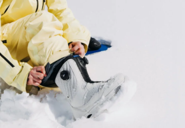 Auf den schneebedeckten Gipfeln und Pulverschneehängen, wo der Geist des Abenteuers auf den Nervenkitzel der Geschwindigkeit trifft, hat sich eine Marke stets als Leuchtturm der Innovation und Gemeinschaft hervorgetan: Burton Snowboards. Obwohl Burton aus den Vereinigten Staaten stammt, hat sein Einfluss tief in die globale Snowboardkultur eingedrungen, darunter auch in die renommierte Wintersportszene Deutschlands. In diesem Artikel geht es darum, wie Burton die Normen des Snowboardens sprengt und es von einem Randhobby in einen Mainstream-Wintersport mit einer lebendigen, globalen Community verwandelt.