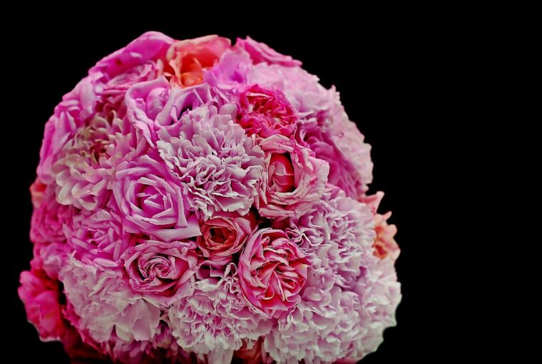 When it comes to sending flowers, the rose reigns as the ultimate symbol of comfort and love. “First, we select the best roses from those that arrive daily and these supreme roses are used in our luxurious bouquets.” At our farm Rosaholics we’ve revolutionized flower delivery, going straight to the source of our own award winning family rose farm to deliver premium roses right to your door. No middlemen, no waiting, just farm-fresh roses cut by hand and shipped with care.