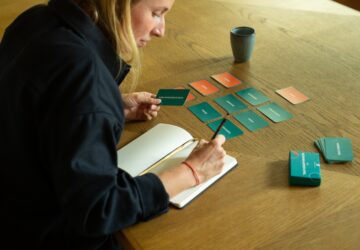 In een tijdperk waarin technologie mensen vaak virtueel dichter bij elkaar brengt en tegelijkertijd fysieke afstand creëert, is de behoefte aan echte menselijke connecties nog nooit zo groot geweest. Maak kennis met Vertellis, een Nederlands merk dat de manier waarop we met elkaar omgaan verandert, één doordacht spel tegelijk. Door zijn unieke benadering van sociale interactie helpt Vertellis mensen om betekenisvollere gesprekken te voeren, diepere relaties te bevorderen en de kunst van face-to-face verbinding nieuw leven in te blazen.
