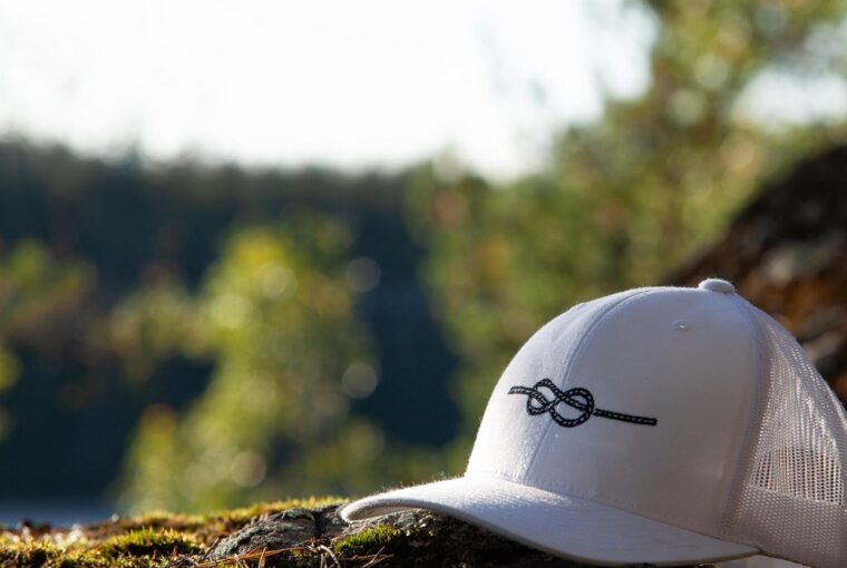 Wenn es um Kopfbedeckungen geht, die klassischen Stil mit modernem Flair verbinden, ist Stetson der Name, der einem sofort in den Sinn kommt. Stetson ist bekannt für seine tadellose Handwerkskunst und zeitlosen Designs und ist seit langem führend in der Modebranche. Das Unternehmen bietet eine Vielzahl von Hüten und Mützen für jeden Anlass und jede Persönlichkeit. In dieser Saison steht Stetsons neueste Trucker-Cap-Kollektion im Rampenlicht – das ultimative Accessoire, um mit den Trends Schritt zu halten und gleichzeitig ein einzigartiges Stilgefühl zu bewahren.