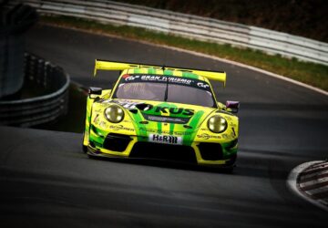 Im Herzen der Rennsportwelt, wo das Dröhnen der Motoren und das Quietschen der Reifen auf dem Asphalt intensive Spannung hervorrufen, liegt ein Erlebnis, das über die Rennstrecke hinausgeht und in Haushalten rund um den Globus seinen Platz findet. Dies ist die Welt des Carrera-Rennsports – ein Reich, in dem Geschwindigkeit, Können und die Freude am Wettkampf Enthusiasten aller Gesellschaftsschichten und jeden Alters zusammenbringen. Carrera, ein Name, der für Motorsport zu Hause steht, steht an der Spitze des Slotcar-Rennsports und bietet ein unvergleichliches Erlebnis, das den Nervenkitzel eines echten Rennsports in den gemütlichen Räumen Ihres Wohnzimmers widerspiegelt.
