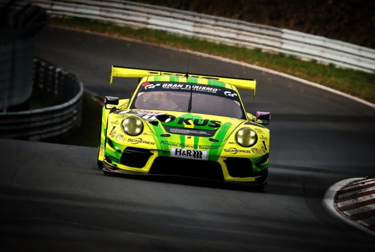 Im Herzen der Rennsportwelt, wo das Dröhnen der Motoren und das Quietschen der Reifen auf dem Asphalt intensive Spannung hervorrufen, liegt ein Erlebnis, das über die Rennstrecke hinausgeht und in Haushalten rund um den Globus seinen Platz findet. Dies ist die Welt des Carrera-Rennsports – ein Reich, in dem Geschwindigkeit, Können und die Freude am Wettkampf Enthusiasten aller Gesellschaftsschichten und jeden Alters zusammenbringen. Carrera, ein Name, der für Motorsport zu Hause steht, steht an der Spitze des Slotcar-Rennsports und bietet ein unvergleichliches Erlebnis, das den Nervenkitzel eines echten Rennsports in den gemütlichen Räumen Ihres Wohnzimmers widerspiegelt.