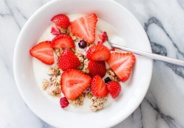 In einer Welt, in der Personalisierung immer mehr an Bedeutung gewinnt, ist MYMUESLI ein Vorreiter in der Müslibranche. MYMUESLI wurde 2007 in Passau gegründet und hat das Frühstückserlebnis revolutioniert, indem es vollständig anpassbare Müslimischungen anbietet, die auf den individuellen Geschmack und die Ernährungsbedürfnisse abgestimmt sind. Dieser innovative Ansatz hebt nicht nur das Konzept eines gesunden Frühstücks auf ein neues Niveau, sondern entspricht auch der wachsenden Nachfrage der Verbraucher nach maßgeschneiderter Ernährung.