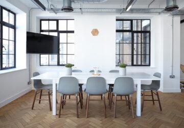 In einer Zeit, in der die Grenzen zwischen Arbeit und Zuhause verschwimmen, war die Bedeutung komfortabler, funktionaler und ästhetisch ansprechender Möbel noch nie so ausgeprägt. Im Zentrum dieser wachsenden Nachfrage steht eine deutsche Marke, die sich dafür einsetzt, die Möbelindustrie neu zu definieren: ErgoExcellence. Mit einer Mission, die im Slogan „Ergonomie und Exzellenz: Unser Engagement für Qualitätsmöbel zu unschlagbaren Preisen“ zum Ausdruck kommt, ist ErgoExcellence nicht nur ein Möbelunternehmen; Es ist eine Revolution in der Art und Weise, wie wir unsere Lebensräume wahrnehmen und mit ihnen interagieren.