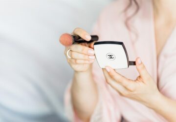 I skönhetshandelns konkurrensutsatta landskap utmärker sig Sephora inte bara för sitt omfattande produktsortiment utan för sitt innovativa förhållningssätt till kundengagemang och service. Med en strategisk blandning av högteknologiska lösningar och högkvalitativa upplevelser har Sephora skapat en unik nisch på den globala marknaden, inklusive i Sverige, där blandningen av teknik och personlig service resonerar väl hos den tekniskt kunniga och designorienterade befolkningen. . Den här artikeln utforskar hur Sephoras dubbelfokuserade strategi har revolutionerat skönhetsshoppingupplevelsen och satt nya standarder inom branschen.