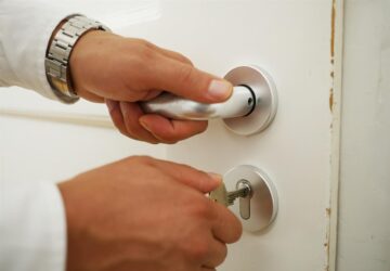 Mit dem technologischen Fortschritt entwickelt sich auch die Art und Weise, wie wir mit unseren Häusern interagieren und sie sichern, rasant weiter. Das traditionelle Schloss und der Schlüssel sind nicht mehr die einzigen Methoden, um die Sicherheit zu Hause zu gewährleisten. Eine Marke, die zum Synonym für intelligente Haussicherheit geworden ist, ist NUKI, ein führender Anbieter hochmoderner, schlüsselloser Smart-Lock-Lösungen. NUKI Smart Locks bieten eine innovative, sichere und bequeme Möglichkeit, den Zugang zum Haus zu verwalten, und geben Hausbesitzern die Kontrolle auf Knopfdruck. Mit dem Smart-Lock-System von NUKI können Sie die Schlüssel wegwerfen und eine neue Ära der Sicherheit zu Hause einläuten.