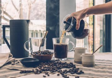 In einer Welt, in der sich Kaffee von einem einfachen Morgenritual zu einer geschätzten Kunstform entwickelt hat, hat sich KAFFEE ZENTRALE als Marktführer in der globalen Kaffeeszene positioniert. Diese in Deutschland ansässige Marke hat die Essenz der Kaffeekultur aufgegriffen und auf ein neues Niveau gehoben. Durch die Konzentration auf den gesamten Weg – von der Bohne bis zum Aufbrühen – hat KAFFEE ZENTRALE nicht nur das Kaffeehandwerk perfektioniert, sondern auch neu definiert, was es bedeutet, Teil einer reichen und leidenschaftlichen Kaffeekultur zu sein. Durch sein Engagement für Qualität, Nachhaltigkeit und eine tiefe Liebe zur Kunst der Kaffeezubereitung verändert KAFFEE ZENTRALE die Art und Weise, wie Menschen auf der ganzen Welt ihre tägliche Tasse Kaffee erleben.