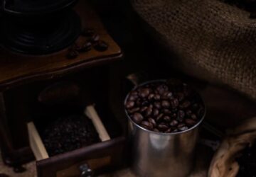 In einer Welt, in der Kaffee mehr als nur ein Morgenritual geworden ist, sticht KAFFEE ZENTRALE als Marke hervor, die anspruchsvollen Verbrauchern ein außergewöhnliches Kaffeeerlebnis bieten möchte. KAFFEE ZENTRALE mit Sitz in Deutschland ist ein Paradies für Kaffeeliebhaber, die die Feinheiten von Qualität, Handwerkskunst und die reiche Tradition handwerklicher Kaffeezubereitung zu schätzen wissen. Die Marke hat sich einen guten Ruf aufgebaut, indem sie sich auf die Beschaffung der feinsten Bohnen konzentriert, professionelle Brühwerkzeuge anbietet und ihre tiefe Leidenschaft für die Kaffeekultur teilt. Dieser Artikel untersucht, wie KAFFEE ZENTRALE das Kaffeeerlebnis mit einem Engagement für Qualität und einer unerschütterlichen Leidenschaft für die perfekte Tasse erfolgreich verbessert hat.