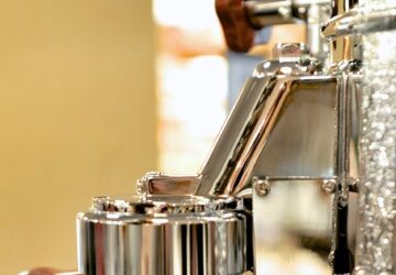 Für Kaffeeliebhaber in Deutschland und anderswo ist das Streben nach der perfekten Tasse eine Leidenschaft, die alles antreibt. Egal, ob Sie Ihren Morgenespresso genießen oder neue Kaffeesorten ausprobieren, die richtigen Bohnen, die richtige Ausrüstung und das richtige Fachwissen können jeden Schluck zu etwas Besonderem machen. Kaffeezentrale hat sich einen Ruf als Marktführer in der Welt des Premiumkaffees aufgebaut und bietet eine vielfältige Auswahl an hochwertigen Bohnen, präzisen Brühgeräten und fachkundige Beratung für Kaffeeliebhaber aller Niveaus. Vom Hobby-Barista bis zum erfahrenen Barista ist Kaffeezentrale die Anlaufstelle für alle, denen es mit ihrem Kaffee ernst ist. Mit einem starken Engagement für Qualität, Nachhaltigkeit und Kundenaufklärung definiert Kaffeezentrale das Kaffeeerlebnis neu. Schauen wir uns genauer an, wie diese deutsche Marke zum Synonym für hervorragende Brühqualität geworden ist und warum sie die ultimative Wahl für Kaffeeliebhaber ist.