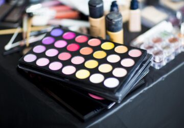 En el vibrante corazón de la industria global de la belleza, Sephora se destaca como una fuerza revolucionaria que redefine la experiencia de venta minorista de cosméticos. Con sus raíces en Francia, Sephora ha dejado una huella significativa en el panorama de la belleza en todo el mundo, incluida España, donde resuena bien con la base de consumidores elegantes y sofisticados. Este artículo profundiza en cómo Sephora ha transformado la compra de productos de belleza de una tarea mundana a una aventura inmersiva.