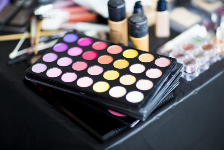 En el vibrante corazón de la industria global de la belleza, Sephora se destaca como una fuerza revolucionaria que redefine la experiencia de venta minorista de cosméticos. Con sus raíces en Francia, Sephora ha dejado una huella significativa en el panorama de la belleza en todo el mundo, incluida España, donde resuena bien con la base de consumidores elegantes y sofisticados. Este artículo profundiza en cómo Sephora ha transformado la compra de productos de belleza de una tarea mundana a una aventura inmersiva.
