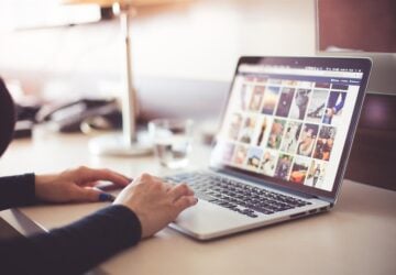 W szybko ewoluującym cyfrowym krajobrazie firmy i osoby prywatne potrzebują niezawodnych usług hostingu stron internetowych i domen, które odpowiadają ich konkretnym potrzebom. Od ponad dwóch dekad nazwa.pl jest pionierem w Polsce, oferując innowacyjne rozwiązania, które umożliwiają klientom ustanowienie solidnej obecności online. Wraz z ciągłym rozwojem cyfryzacji nazwa.pl na nowo definiuje usługi hostingu stron internetowych i domen, kształtując przyszłość branży.