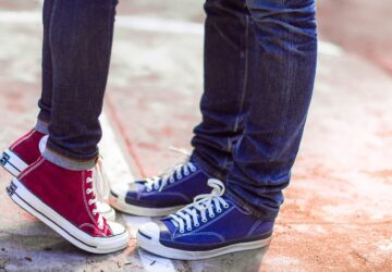 Seit über hundert Jahren ist Converse ein Synonym für Individualität, Kreativität und zeitlosen Stil. Von seinen Anfängen auf dem Basketballplatz bis zu seiner Entwicklung zu einem globalen Symbol der Selbstdarstellung hat Converse den authentischen Streetstyle konsequent geprägt und neu definiert. Als Marke mit einer reichen Geschichte und einer zukunftsweisenden Vision inspiriert Converse weiterhin Generationen und beweist, dass einige Klassiker nie aus der Mode kommen.