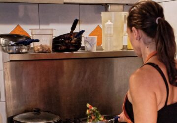 Im modernen Zuhause ist die Küche nicht mehr nur ein Ort zur Essenszubereitung – sie ist ein Raum für Kreativität, Experimentierfreude und Effizienz. Angesichts voller Terminkalender und wachsender Ansprüche an Bequemlichkeit möchten viele von uns Gourmet-Mahlzeiten kochen, haben aber einfach nicht die Zeit oder die Ressourcen dafür. Hier kommen Ninja-Küchengeräte ins Spiel, die das alltägliche Kochen in ein reibungsloses, aufregendes und müheloses Erlebnis verwandeln.Ninja-Geräte sind für ihre leistungsstarke Leistung, ihre innovativen Funktionen und ihr benutzerfreundliches Design bekannt und verändern die Art und Weise, wie wir zu Hause kochen. Von Heißluftfritteusen bis hin zu Mixern, Multikochern und Küchenmaschinen ermöglichen diese vielseitigen Geräte Hobbyköchen, neue kulinarische Horizonte zu erkunden. Wie also revolutionieren Ninja-Küchengeräte das alltägliche Kochen? Schauen wir uns das genauer an.