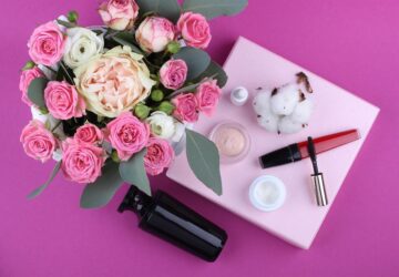 Nel mondo della cura della pelle e dei cosmetici di lusso, pochi nomi risuonano così profondamente come Sisley Paris. Rinomato per il suo eccezionale impegno nei confronti della qualità e dell'eleganza, Sisley è all'avanguardia nella bellezza di fascia alta, fondendo innovazione sofisticata con competenza botanica naturale. Questo marchio francese, sebbene non italiano, racchiude un fascino universale che trascende i confini geografici, seducendo gli appassionati di bellezza da Milano a Roma con il suo approccio unico alla cura della pelle e al trucco.