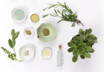 Nel vivace cuore di Londra, una città conosciuta tanto per il suo spirito innovativo quanto per la sua profondità storica, ELEMIS London si è ritagliata una nicchia come pioniere nel settore della cura della pelle di lusso. Questo prestigioso marchio ha magistralmente fuso la natura con la scienza all'avanguardia per creare prodotti che offrono non solo efficacia ma anche un'esperienza appagante. Questo articolo esplora il modo in cui ELEMIS London è diventata famosa bilanciando questi due elementi cruciali.